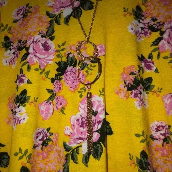 Bobbie Brooks Sz S Yellow Floral Hanky Hem Top with Necklace NEW NWT - Picture 4 of 6